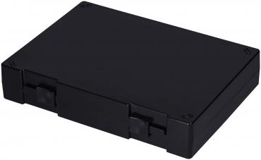 Das Bild zeigt eine schwarze, rechteckige Box mit einem flachen Deckel. Sie hat abgerundete Ecken und zwei seitliche Schließmechanismen. Die Oberfläche ist schlicht und matt.