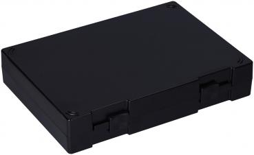 Das Bild zeigt eine matte, schwarze Box in rechteckiger Form. Sie hat abgerundete Ecken und eine flache Oberseite. An den Seiten befinden sich Verschlüsse. Die Box wirkt stabil und kompakt.