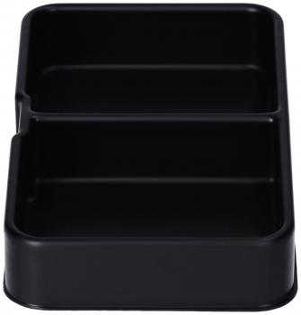 Das Bild zeigt eine schwarze, rechteckige Lunchbox mit zwei getrennten Fächern. Sie hat eine glatte Oberfläche und eine abgerundete Form. Ideal für die Aufteilung von Speisen.