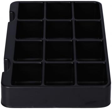 Das Bild zeigt ein schwarzes Organizer-Tablett mit 12 rechteckigen Fächern, das flach ist und an den Seiten kleine Griffmulden hat. Ideal zur Aufbewahrung kleiner Gegenstände.