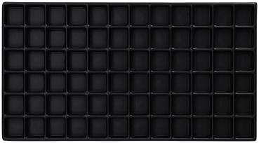 Das Bild zeigt eine rechteckige, schwarze Kunststoffablage mit 64 kleinen, quadratischen Fächern, die in einem 8x8-Raster angeordnet sind.