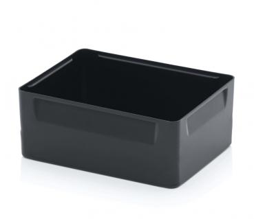 Das Bild zeigt eine rechteckige, schwarze Box ohne Deckel. Sie hat gerade Seitenwände und eine glatte Oberfläche. Die Kanten sind leicht abgerundet. Die Box steht auf einer ebenen Fläche.