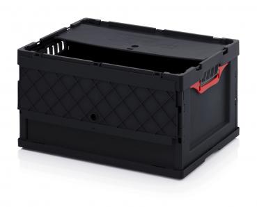 Es handelt sich um eine schwarze Kunststoffbox mit einem Deckel. Die Seiten sind glatt, die Vorderseite hat eine rote Klappenlasche. Oben sind Lüftungslöcher vorhanden.
