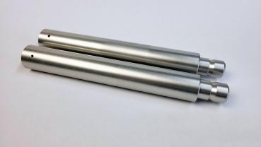 Das Bild zeigt zwei längliche, silberne Metallzylinder, die parallel zueinander liegen. Sie haben eine glatte Oberfläche und an einem Ende einen größeren Durchmesser.