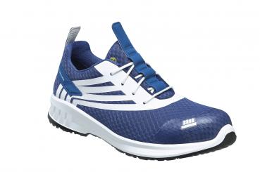 Es handelt sich um einen blauen Sportschuh mit weißen Streifen. Der Schuh hat ein atmungsaktives Obermaterial und eine flexible Sohle. Die Schnürung ist elastisch und erleichtert das Anziehen.