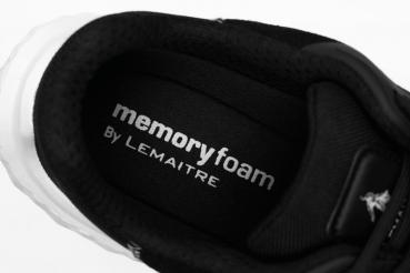 Das Bild zeigt die Innensohle eines Schuhs. Der obere Teil ist schwarz mit weißem Text, der "memoryfoam" und "By Lemaître" anzeigt. Der Schuh wirkt sportlich und modern.