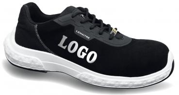 Der Schuh ist ein schwarzer Sportschuh mit einem weißen Sohlenrand. Auf der Seite steht in großen Buchstaben das Wort "LOGO". Er hat Schnürsenkel und eine sportliche Form.