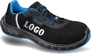 Das Bild zeigt einen schwarzen Sicherheitsschuh mit blauen Akzenten. Er hat eine robuste Sohle und sorgt für Schutz und Stabilität. Der Schuh hat eine Schnürung und ein auffälliges Logo.