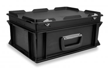 Das Bild zeigt eine schwarze, robuste Aufbewahrungsbox mit einem flachen Deckel und seitlichen Griffen. Die Box hat eine rechteckige Form und ist aus Kunststoff gefertigt.