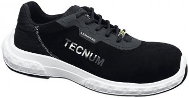 Der Schuh ist ein schwarzer Sneaker aus atmungsaktivem Material mit einer weißen Sohle. Auf der Seite steht das Wort "TECNUM". Er hat eine enge Passform mit Schnürung.