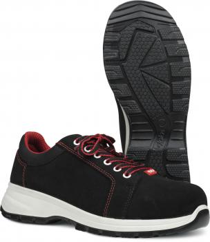 Das Bild zeigt ein Paar schwarze Freizeitschuhe mit roten Schnürsenkeln. Die Sohle ist weiß mit einem strukturierten, griffigen Oberflächenmuster. Die Schuhe wirken sportlich und robust.