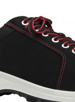 Das Bild zeigt einen schwarzen Schuh mit roten Schnürsenkeln. Der Schuh hat eine weiße Sohle und eine sportliche, robuste Form, die ihn für Aktivitäten im Freien geeignet macht.