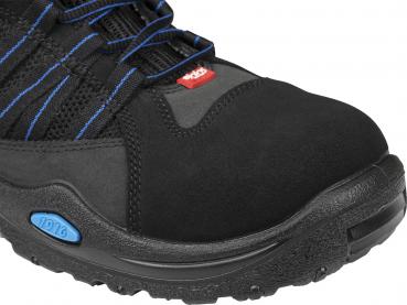 Das Bild zeigt einen schwarzen Schuh, der für den Outdoor-Einsatz geeignet ist. Er hat blaue Schnürsenkel und eine robuste, strukturiert Gummisohle. Der Schuh wirkt stabil und bequem.