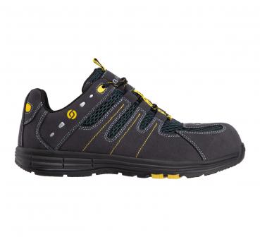Der Schuh ist schwarz mit gelben und grauen Akzenten. Er hat ein sportliches Design, mit atmungsaktiven Einsätzen und einem elastischen Schnürsystem. Die Sohle ist stabil und bietet guten Halt.