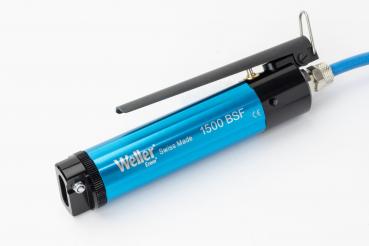 Das Bild zeigt eine blaue Druckluftpistole mit schwarzem Griff und Düsenöffnung. Sie hat eine Metallhalterung und einen Schlauchanschluss für hochdruckluftbetriebene Anwendungen.