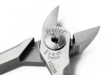 Das Bild zeigt eine Zange aus Metall mit einer scharfen Spitze und einem glänzenden Finish. Die Zange hat eine präzise, kompakte Form und trägt eine Markenbezeichnung.