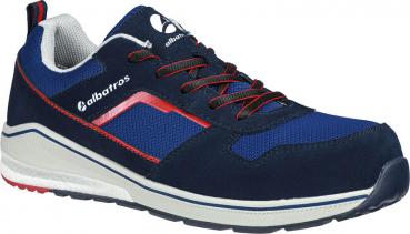 Der Schuh ist sportlich und farblich in Blau und Grau gehalten. Er hat eine mit Stoff verkleidete Oberseite, rote Akzentlinien und eine hellgraue, rutschfeste Sohle. Schnürsenkel halten ihn fest.