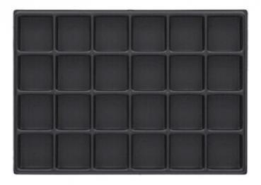 Das Bild zeigt eine rechteckige, schwarze Backform mit 24 gleichgroßen, quadratischen Vertiefungen in einem 4x6-Raster. Sie ist glatt und hat einen schmalen Rand.