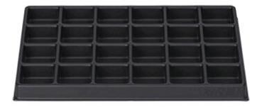 Das Bild zeigt eine schwarze Kunststoffform mit 24 rechteckigen Vertiefungen, die in mehreren Reihen und Spalten angeordnet sind. Diese Form könnte zum Backen oder zur Aufbewahrung genutzt werden.