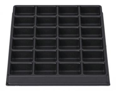 Das Bild zeigt eine schwarze Kunststoffplatte mit 24 rechteckigen Vertiefungen. Die Vertiefungen sind in vier Reihen und sechs Spalten angeordnet. Die Kanten sind gerade und scharf.