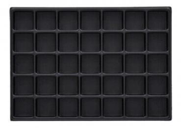 Das Bild zeigt eine schwarze Backform mit 30 kleinen, rechteckigen Fächern in fünf Reihen und sechs Spalten. Jedes Fach ist gleichmäßig und hat eine glatte Oberfläche.