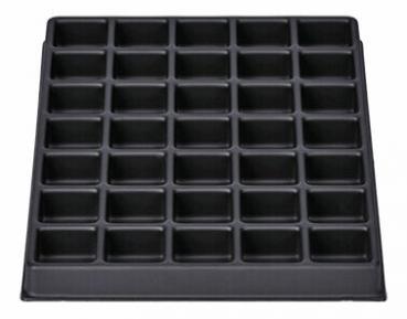 Das Bild zeigt eine rechteckige, schwarze Backform mit 36 gleichmäßig verteilten, kleinen Vertiefungen, die für Muffins oder Cupcakes geeignet ist. Die Oberfläche ist glatt.