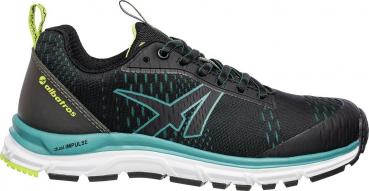 Der Schuh ist ein schwarzer Sneaker mit einer strukturierten Oberfläche, verstärktem Zehenbereich und einer flexiblen Gummisohle. Er hat schwarze Schnürsenkel und eine sportliche Form.