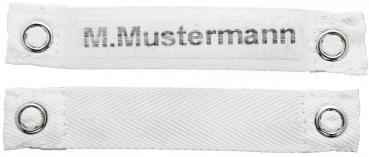 Das Bild zeigt zwei horizontale, weiße Stoffstücke mit Metallösen an den Enden. Auf einem Stück steht der Name ?M. Mustermann? in grauer Schrift. Beide Teile sind einfach und funktional gestaltet.