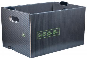 Die Abbildung zeigt eine trapezförmige, schwarze Pappbox mit grünen Linien und einem Logo. Sie hat seitliche Griffausschnitte und ist offen, sodass sie zum Verstauen von Gegenständen genutzt werden kann.