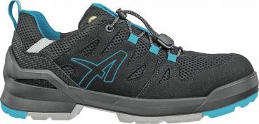 Der Schuh ist schnürsenkellos und hat ein modernes, sportliches Design. Er ist überwiegend schwarz mit blauen Akzenten und einer griffigen, hellgrauen Sohle. Ideal für aktive Freizeit.