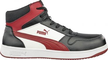 Der Schuh ist ein schwarzer Mid-Top mit roten und weißen Akzenten. Er hat eine hohe Sohle, Schnürsenkel und ein sportliches Design, ideal für Freizeit und Aktivitäten.