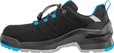 Der Schuh ist niedrig geschnitten und sportlich, hauptsächlich schwarz mit blauen Akzenten. Er hat eine strukturierte Oberfläche und eine robuste, griffige Sohle für guten Halt.