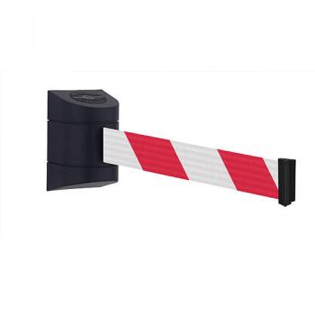 Das Bild zeigt eine Schranke mit einem schwarzen Kasten an der linken Seite. Der Balken ist diagonal in Rot- und Weiß gestreift und ausgefahren, um einen Bereich abzutrennen.