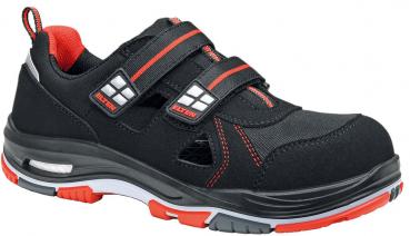 Der Schuh ist schwarz mit roten Akzenten. Er hat zwei Klettverschlüsse, eine sportliche Form und eine gepolsterte Sohle. Material wirkt robust und ist für den Arbeitseinsatz geeignet.