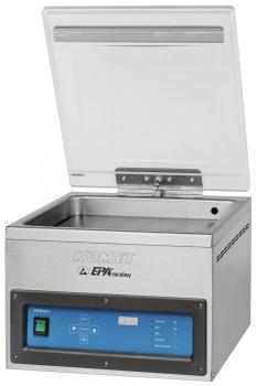 Das Bild zeigt ein Küchengerät, eine Vakuumiermaschine. Sie hat ein rechteckiges, metallisches Gehäuse mit einer transparenten Klappe. An der Vorderseite befinden sich Bedienelemente und ein digitales Display.