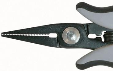 Das Bild zeigt eine Zange mit einer langen, spitzen, schwarzen Greiffläche. Die Zange hat einen metallischen Drehpunkt in der Mitte und ergonomische, graue Griffe.