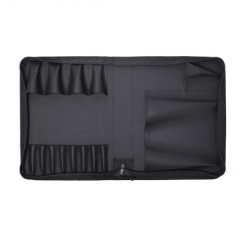 Das Bild zeigt eine schwarze, offene Tasche mit mehreren Fächern. Auf der linken Seite sind schmale Taschen für Stifte oder Werkzeuge. Rechts gibt es ein größeres Fach und ein flaches, aufgenähtes Fach.
