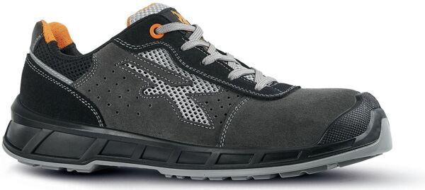 Der Schuh ist ein sportlicher, dunkler Sneaker mit grauen und schwarzen Elementen. Er hat einen gepolsterten Kragen, eine rutschfeste Sohle und zwei Klettverschlüsse für einen sicheren Halt.