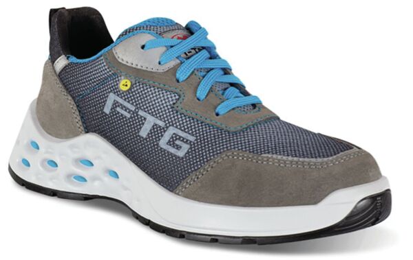 Der Schuh ist sportlich, hat ein schwarzes Obermaterial mit blauen Akzenten. Die Sohle ist weiß und hat größere Löcher für Belüftung. Die Schnürsenkel sind ebenfalls blau.