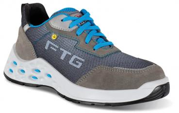 Der Schuh ist ein sportlicher Sneaker mit grauem Obermaterial und blauen Schnürsenkeln. Die Sohle ist weiß, mit blauen Luftlöchern, und der Schuh hat eine moderne, bequeme Form.