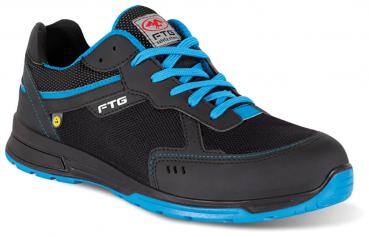 Der Schuh ist sportlich, überwiegend schwarz mit blauen Akzenten. Er hat ein atmungsaktives Obermaterial, flache Schnürsenkel und eine griffige Sohle. Ideal für aktive Nutzung.