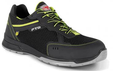 Der Schuh ist sportlich, überwiegend schwarz mit gelben Akzenten. Er hat ein atmungsaktives Mesh-Obermaterial, flache Schnürsenkel und eine griffige, graue Sohle. Ideal für aktive Nutzung.