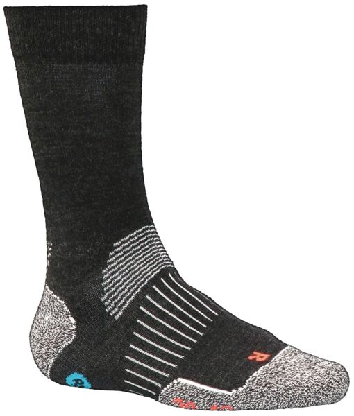 Auf dem Bild ist ein schwarzer Socke mit verschiedenen Texturen und Mustern. Die Socke hat farbige Akzente in Blau und Orange und ist bis zur Mitte des Wadenbereichs geschnitten.