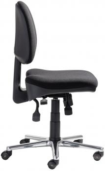 The chair is swivel and has a black upholstery as well as an ergonomic backrest. It stands on a chrome-plated base with five casters for easy movement.