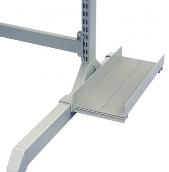 Das Bild zeigt eine Tischunterlage aus Metall. Sie hat eine schlichte, graue Oberfläche und eine leicht abgeschrägte Vorderkante. Eine Stütze verbindet sie mit einem stabilen Tischgestell.