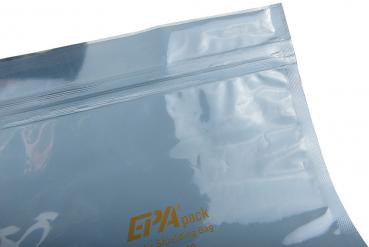 Das Bild zeigt eine transparente, gefaltete Plastiktüte mit einer glatten Oberfläche und einem gelben Aufdruck. Die Tüte hat einen Reißverschluss oben.