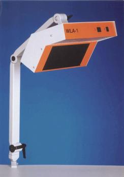 Das Bild zeigt eine Leselampe mit einem großen, rechteckigen Schirm. Der Schirm ist orange und schwarz, angebracht an einem flexiblen Arm, der an einer Wand oder einem Tisch befestigt ist.