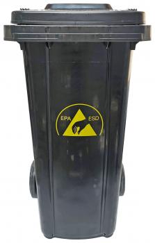 Das Bild zeigt eine schwarze Mülltonne mit zwei Rädern. Auf der Vorderseite befindet sich ein gelbes Symbol mit zwei Bergen und der Aufschrift "EPA ESD", das auf gefährliche Abfälle hinweist.