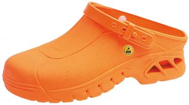 Es handelt sich um einen leuchtend orangefarbenen Clog. Der Schuh hat eine geschlossene Zehenpartie, eine offene Ferse und ein verstellbares Riemchen. Die Sohle ist profilierter für besseren Halt.