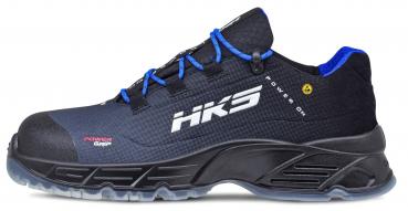 Der Schuh ist sportlich, hauptsächlich schwarz mit blauen Akzenten. Er hat eine stabile, rutschfeste Sohle und eine verstärkte Zehenkappe. Die Schnürsenkel sind farblich passend und robust.
